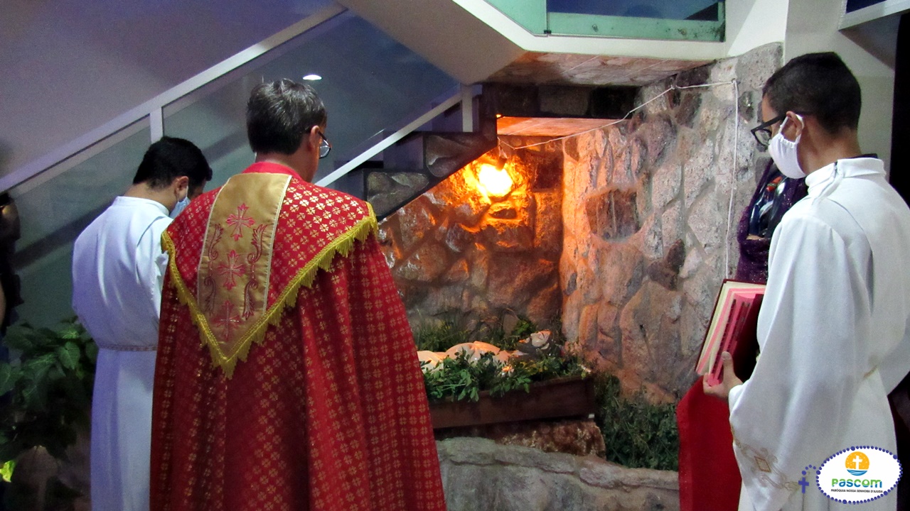 Com piedade e humildade vivencia o mistério da Paixão e Morte de Jesus Cristo