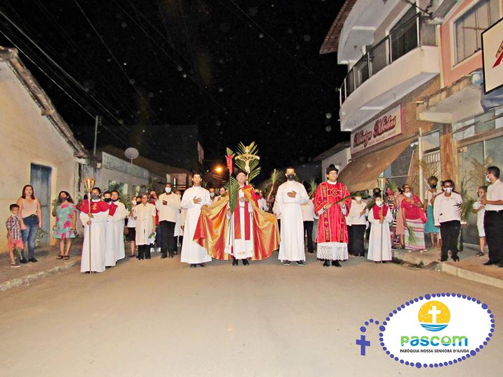 Hosana ao filho de Davi, fiéis em procissão dão início a Semana Santa